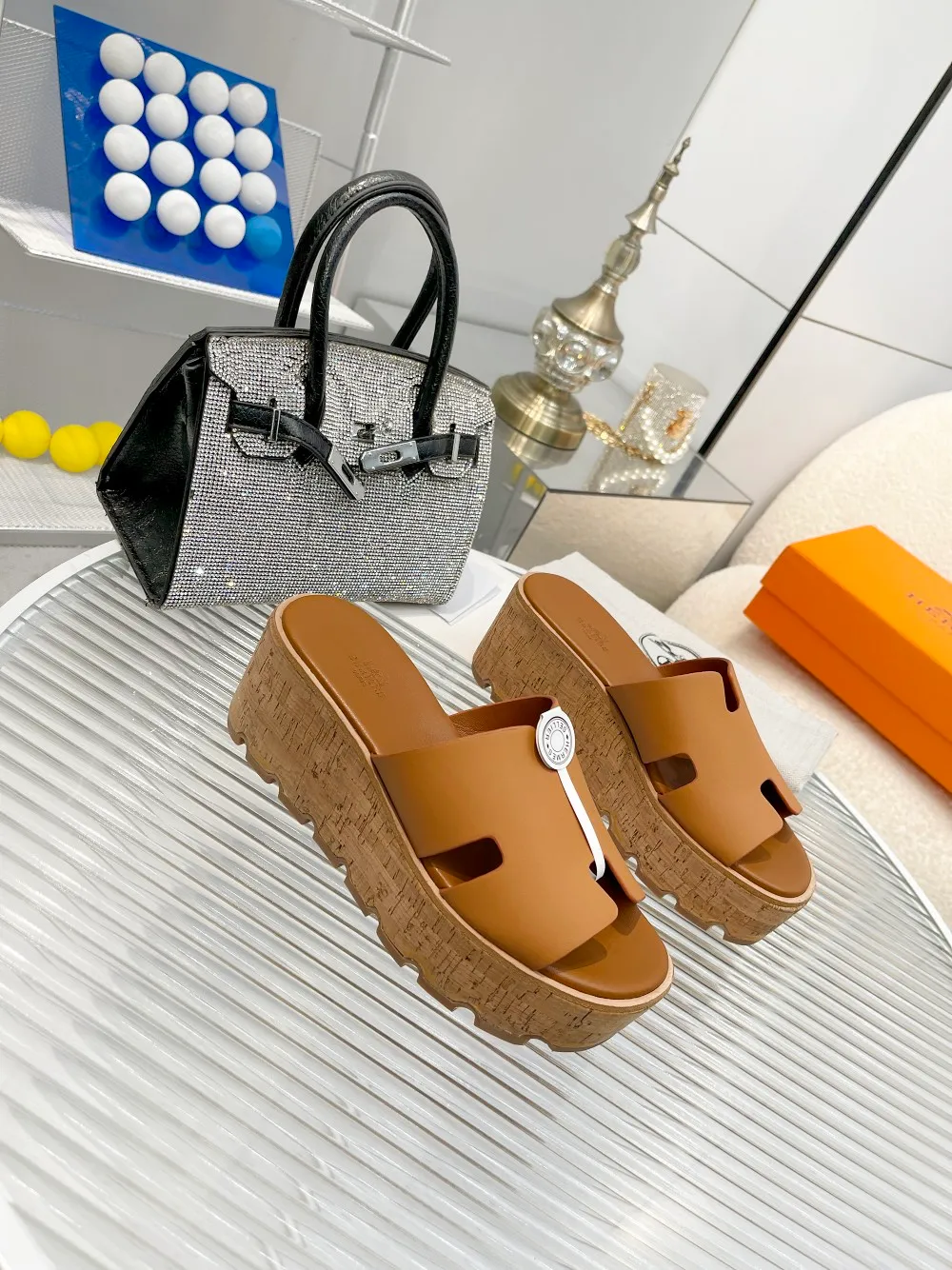 👟👟Ex-factory price 540👟👟 High version of the 2024 spring and summer new HERMES Hermès counter new style. The wedge-heeled Erjiu sandals and slippers, which have been extremely popular recently, are paired with various colorful socks. They are very trendy. Upper: cowhide. Outsole: technological imitation wood sole. Heel height: about 7cm. Size: Female 35-41 (40/41 non-refundable and non-exchangeable)